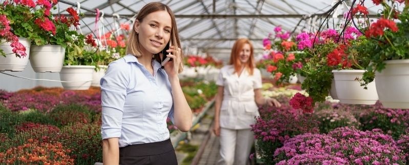 Femmes dans une serre de fleurs